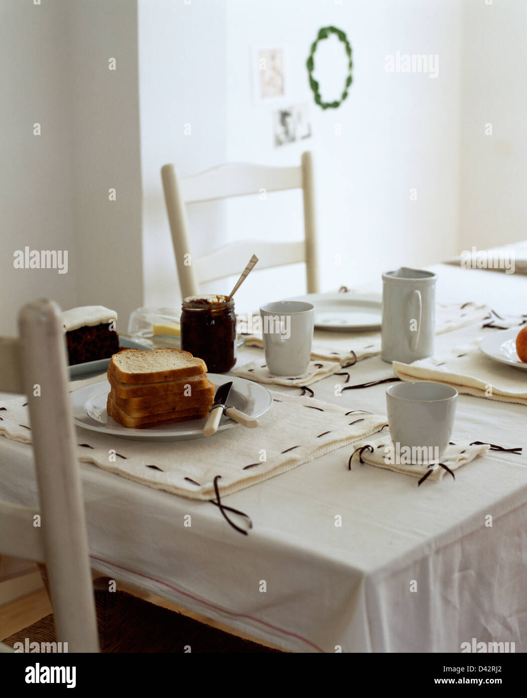 Montón de tostadas y mermelada en la olla de tabla simple con paño blanco y  Fieltro hecho a mano manteles individuales en la economía blanca-comedor de  estilo Fotografía de stock - Alamy