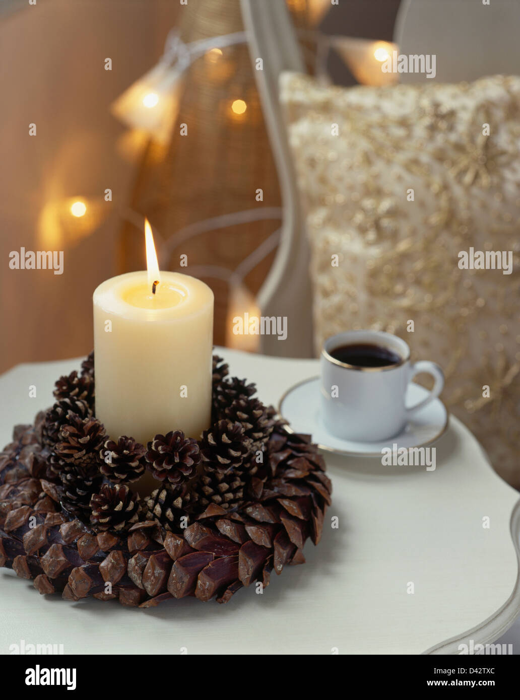 Cerca de las canchas de pilar vela casera con cono de pino blanco ofrenda  floral sobre tabla con taza de café Fotografía de stock - Alamy