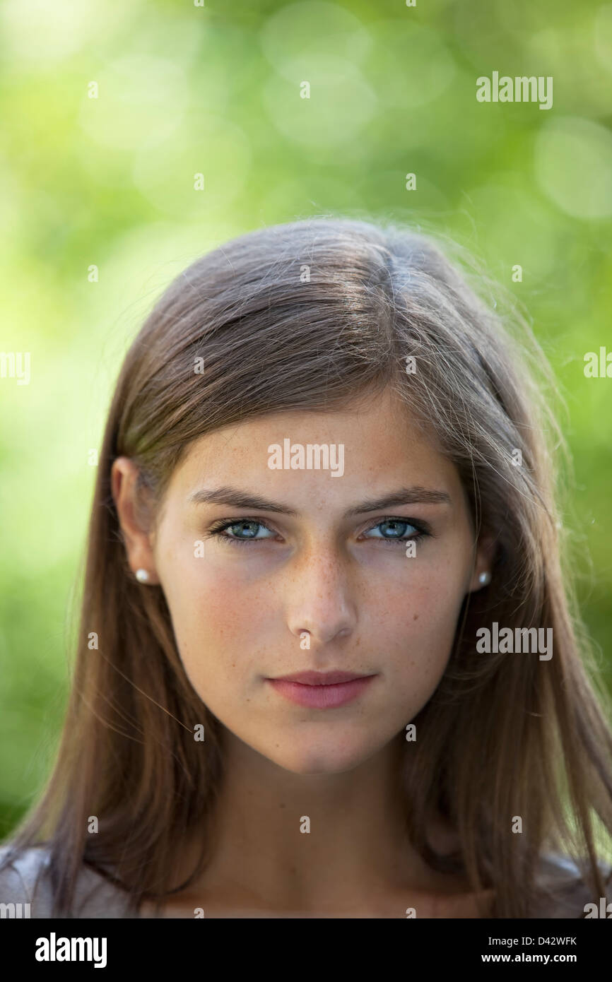 Niña de 16 años fotografías e imágenes de alta resolución - Alamy