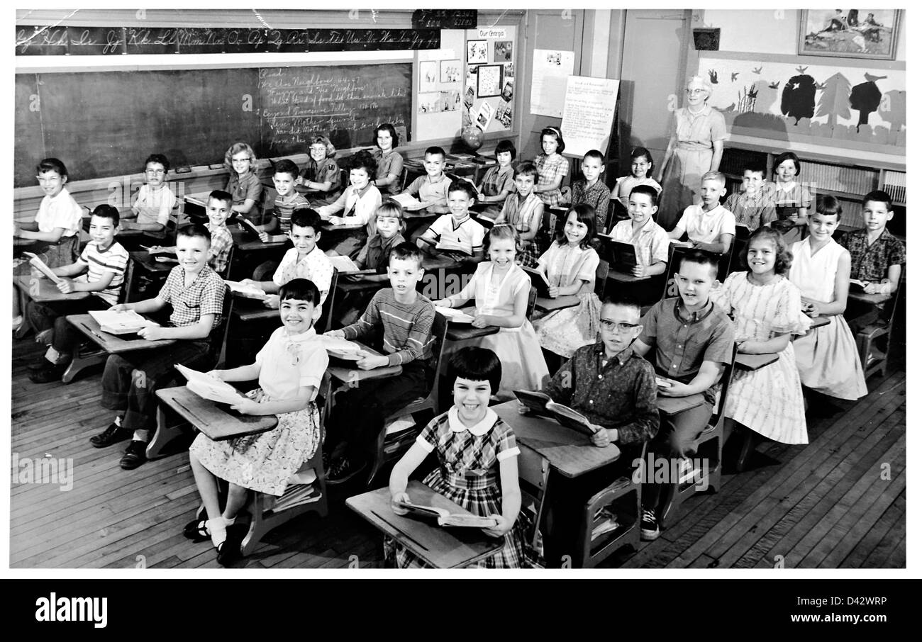 Macon, GA/EE.UU.- septiembre de 1959: Una foto del aula con estudiantes en los escritorios. Foto de stock