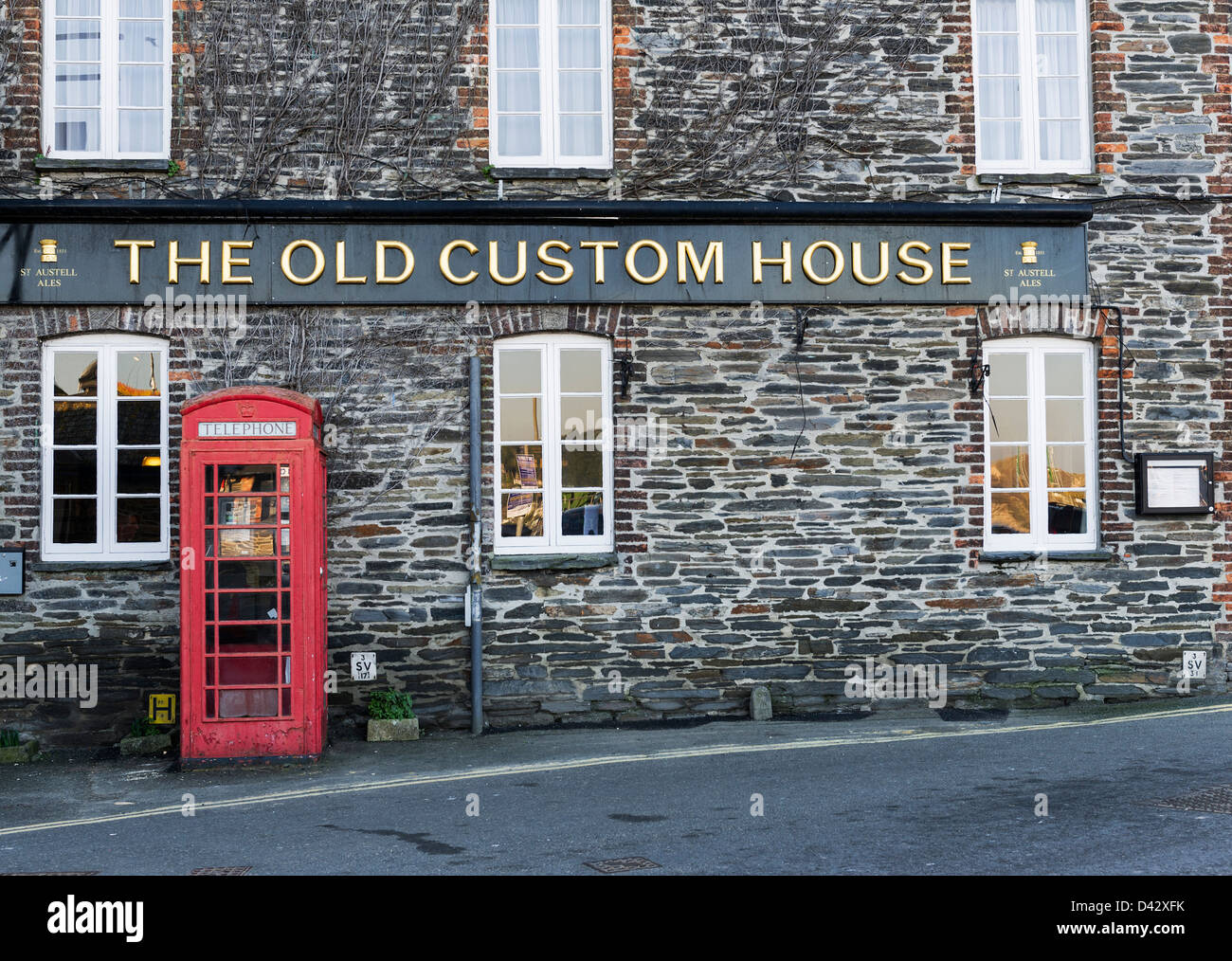 El pub Old Custom House en Padstow en Cornwall. Foto de stock