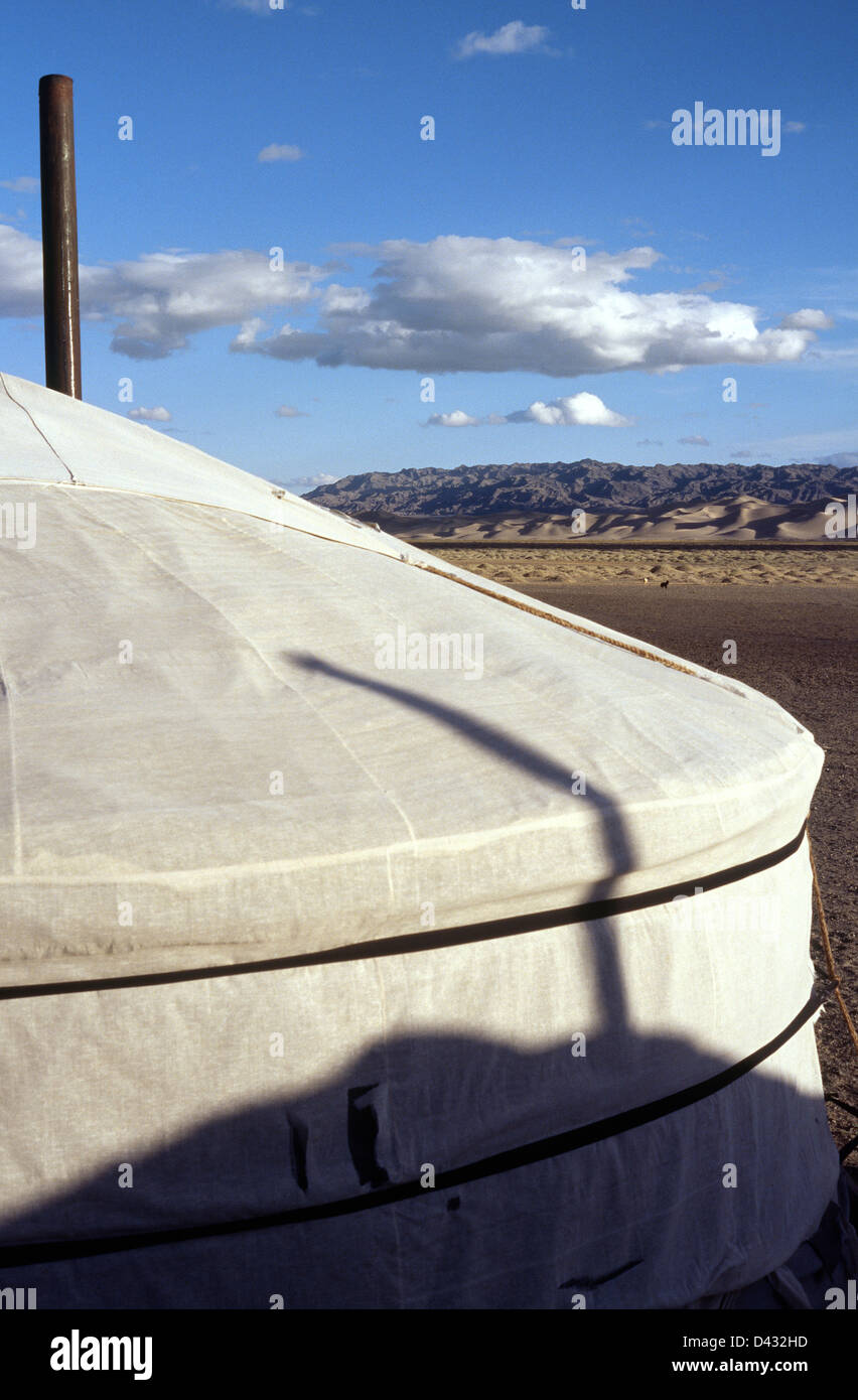 Amanecer en una ger (yurt) campamento en las dunas de arena de Khongoryn Els en el desierto de Gobi Gurvansaikhan del Parque Nacional de Mongolia. Foto de stock