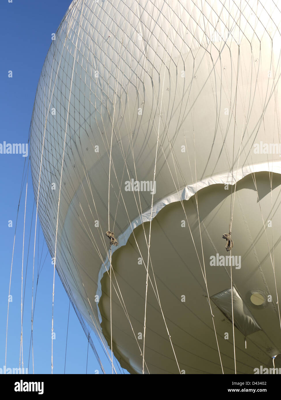 Closeup de blanco en globo de aire caliente en el aire Foto de stock
