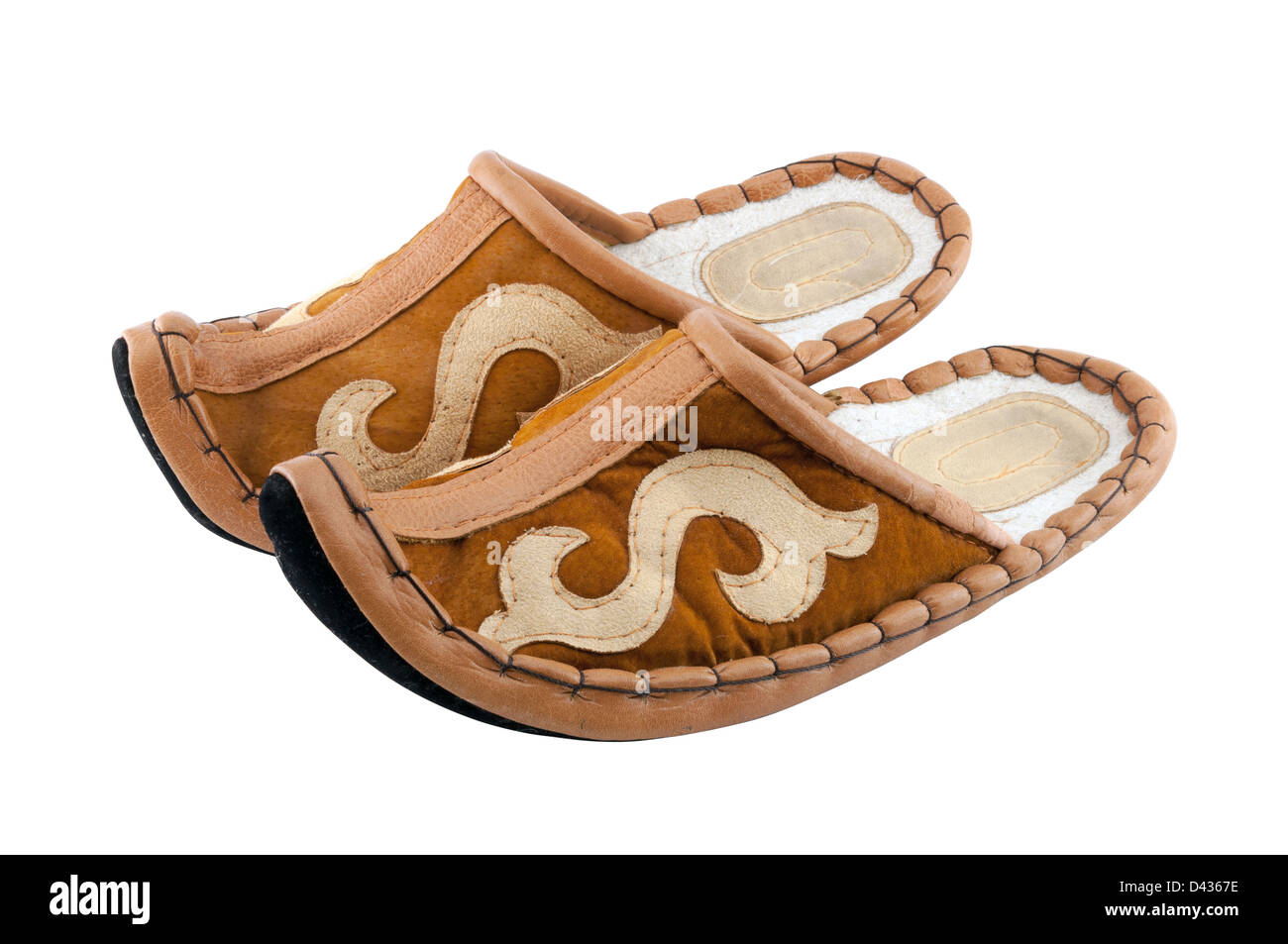 Tradicional Árabe (Aladdin) zapatillas sobre fondo blanco. Sentía zapatos  con dedos curvados Fotografía de stock - Alamy