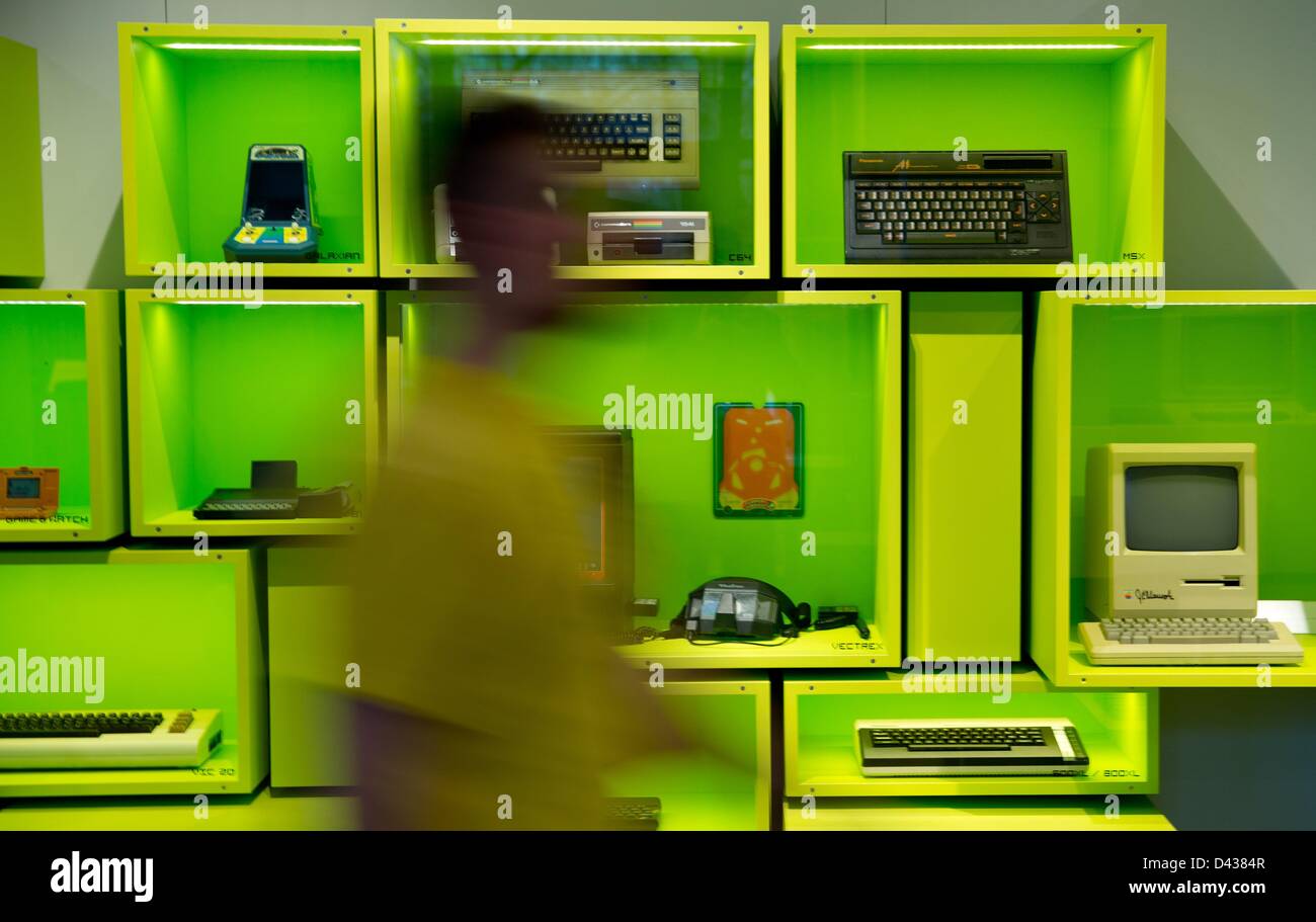 Los diferentes modelos de ordenador están en exhibición en el Museo de juegos de ordenador en Berlín, Alemania, el 26 de febrero de 2013. El museo de Andreas Lange exhibe computadoras de todo tipo y períodos. Foto: Joerg Carstensen Foto de stock