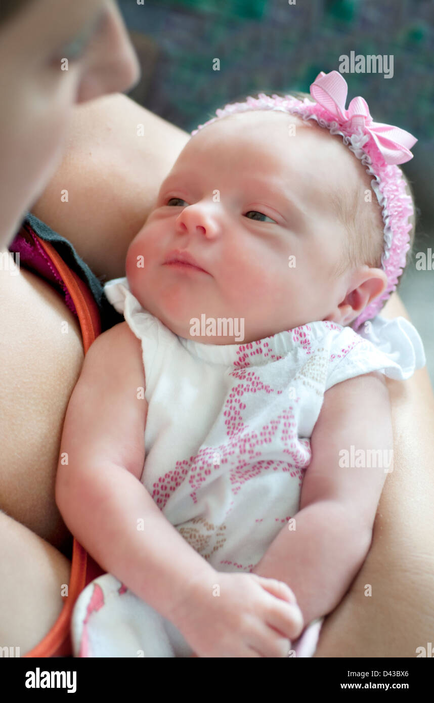 El Bebe Lactante Nina Recien Nacida Retenidos Por Su Madre Y Su Hija Fotografia De Stock Alamy