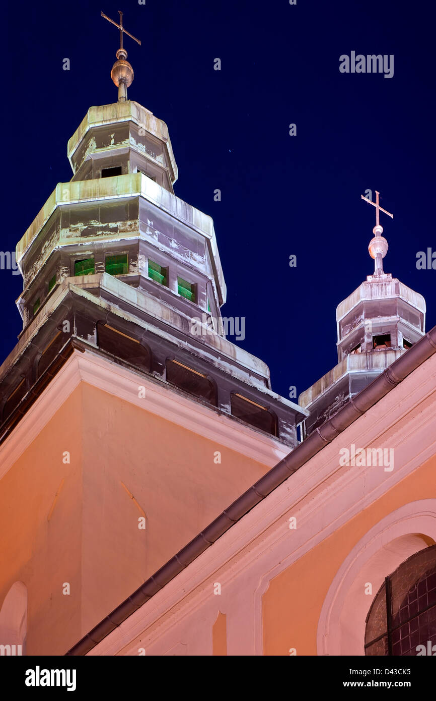 La iglesia. San Lorenzo en Glucholazy en la noche Foto de stock