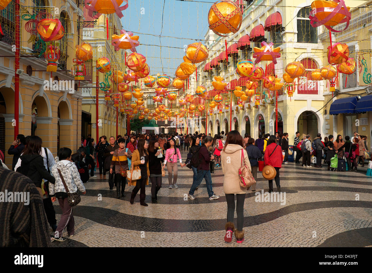 Multitudes de personas en la Plaza del Senado de Macao con decoraciones de Año Nuevo Chino Foto de stock