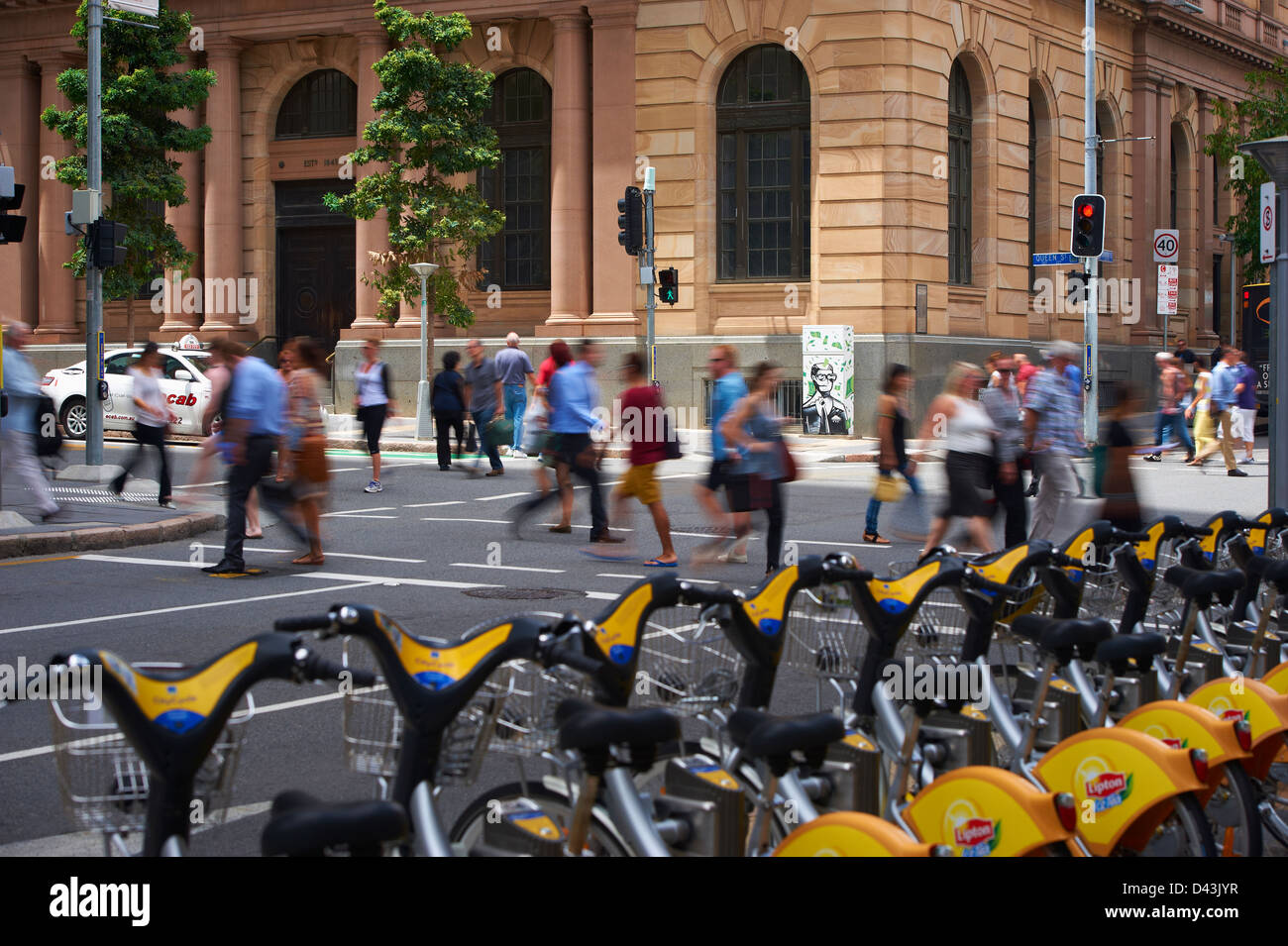 Los peatones y el tráfico en la ciudad de Brisbane Foto de stock