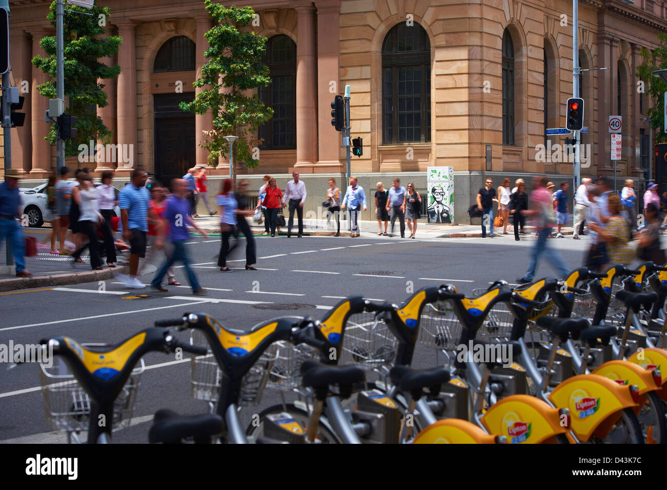 Los peatones y el tráfico en la ciudad de Brisbane Foto de stock