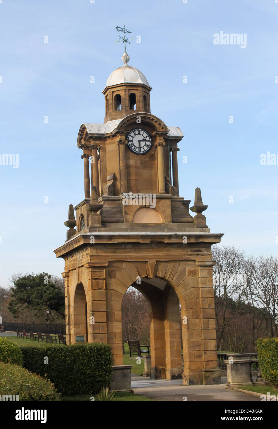 Torre del Reloj de estilo victoriano en la explanada, Scarborough en Inglaterra. Foto de stock