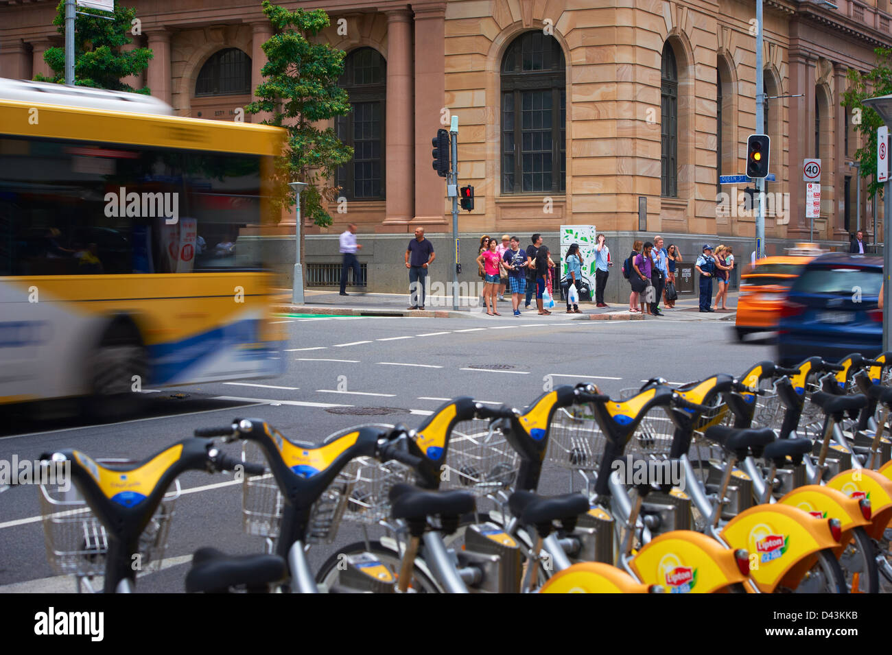 Ayuntamiento de Brisbane en autobús en la ciudad y los peatones Foto de stock