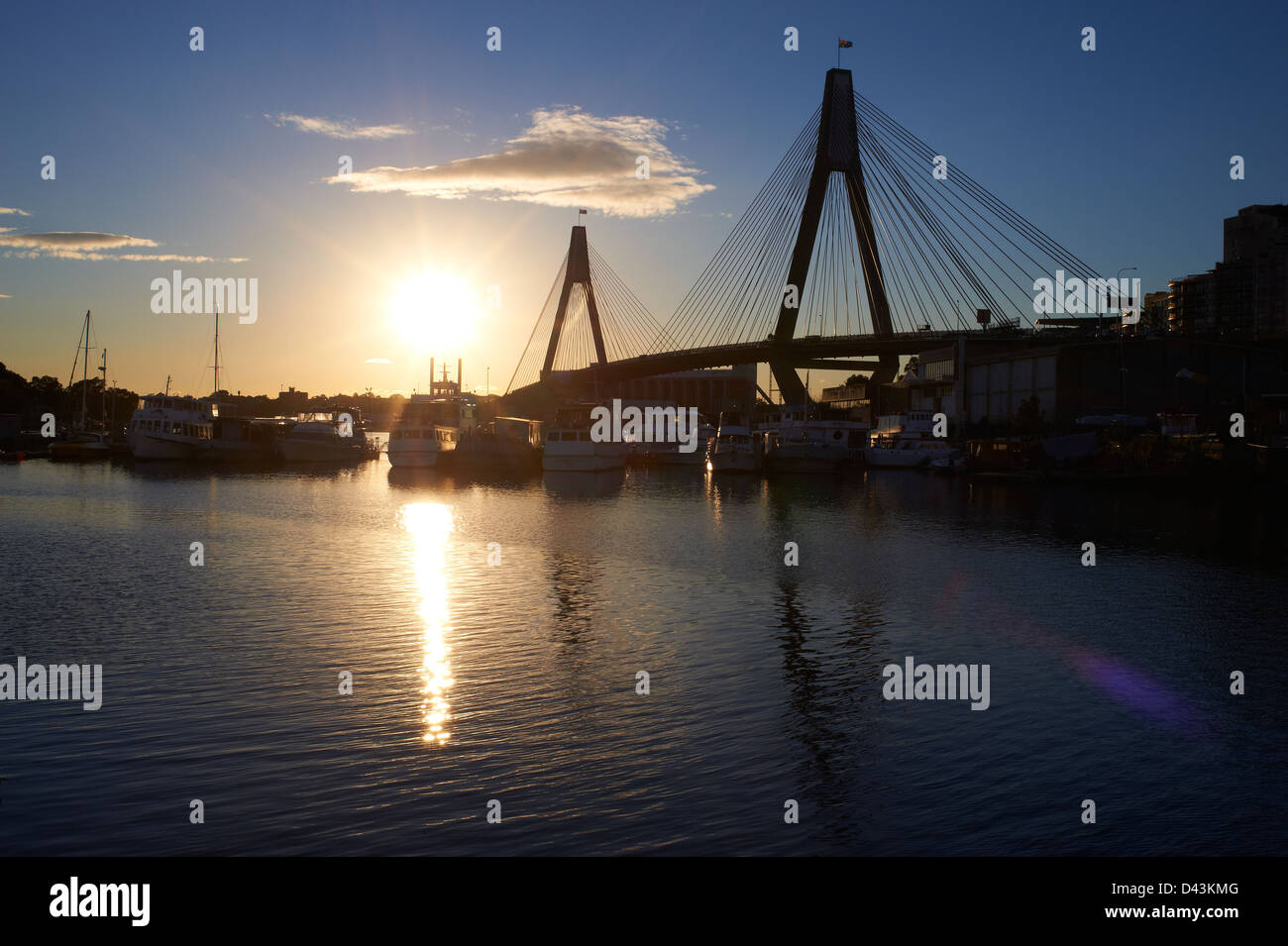 Isla Glebe & Johnstons puente Pyrmont Bay, Sydney al atardecer Foto de stock