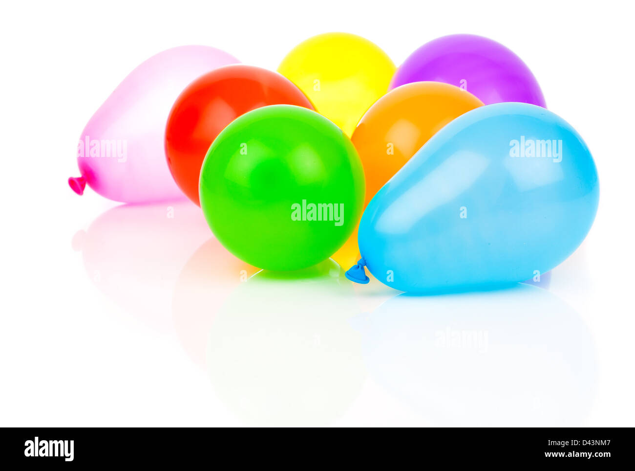 Globos de colores sobre fondo blanco. Foto de stock
