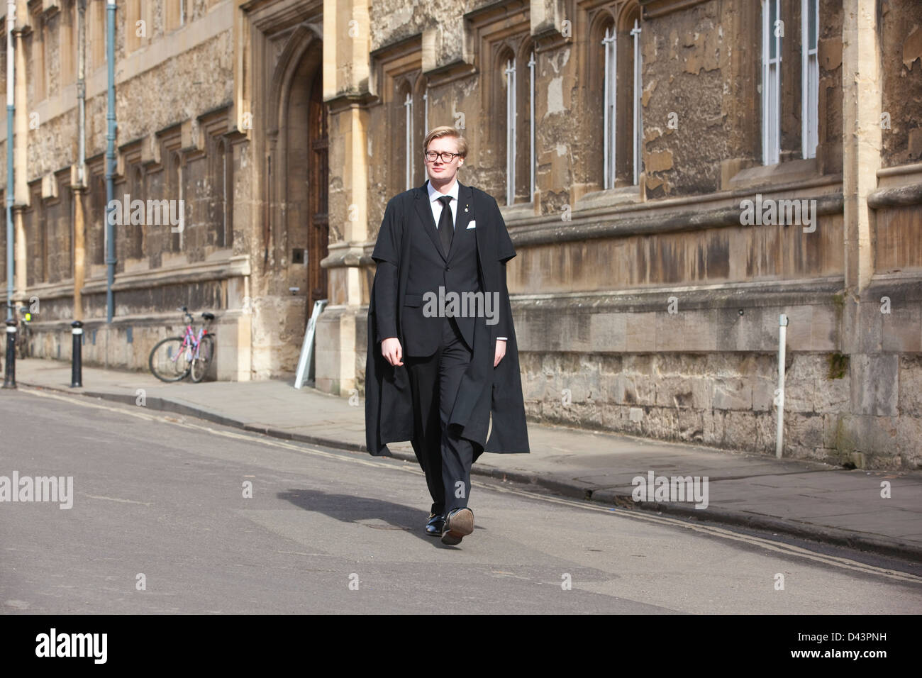 Hombre vestido con traje académico fuera de Oriel College, Universidad de Oxford, Inglaterra, Reino Unido. Foto de stock