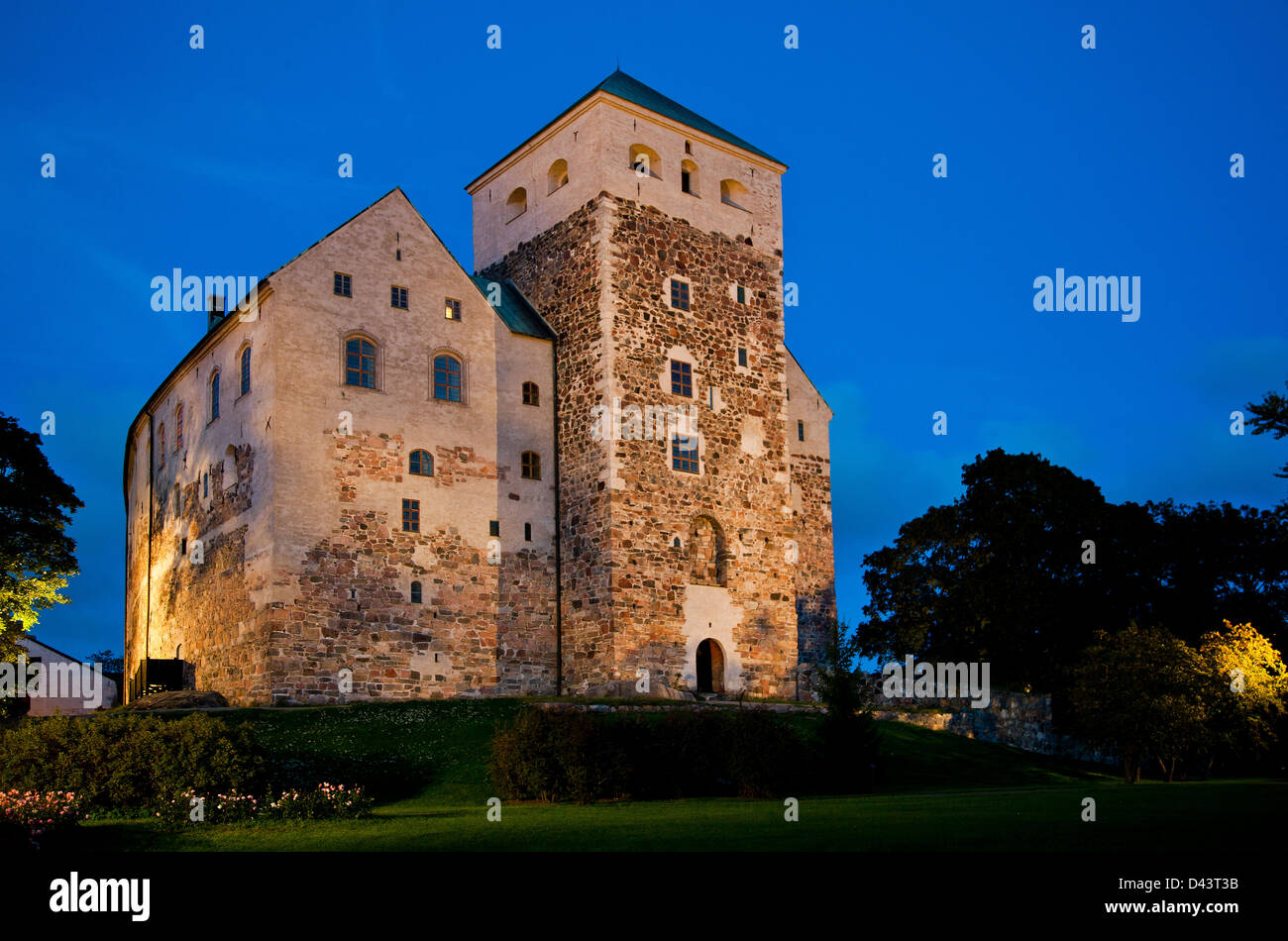 Finlandia, Turku, vista nocturna del castillo de Turku Foto de stock