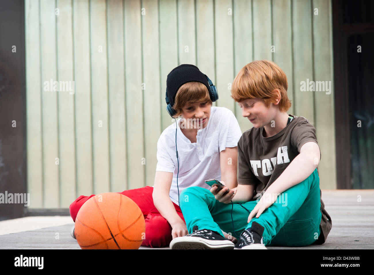 Los niños con reproductor de MP3 al aire libre, Mannheim,  Baden-Wurttemberg, Alemania Fotografía de stock - Alamy
