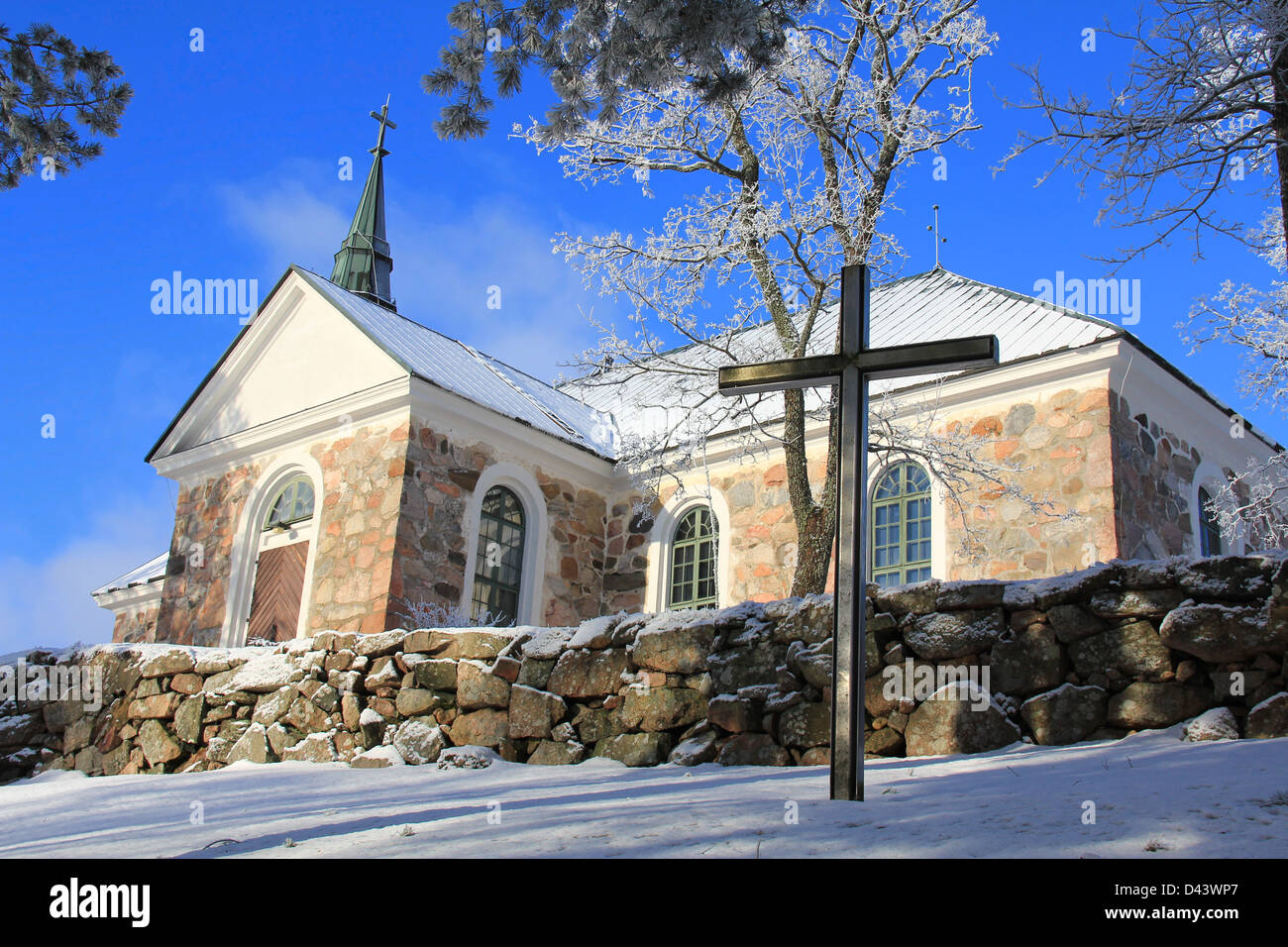 Iglesia Uskela en Salo, Finlandia, en invierno con hoarfost sobre árboles. Foto de stock