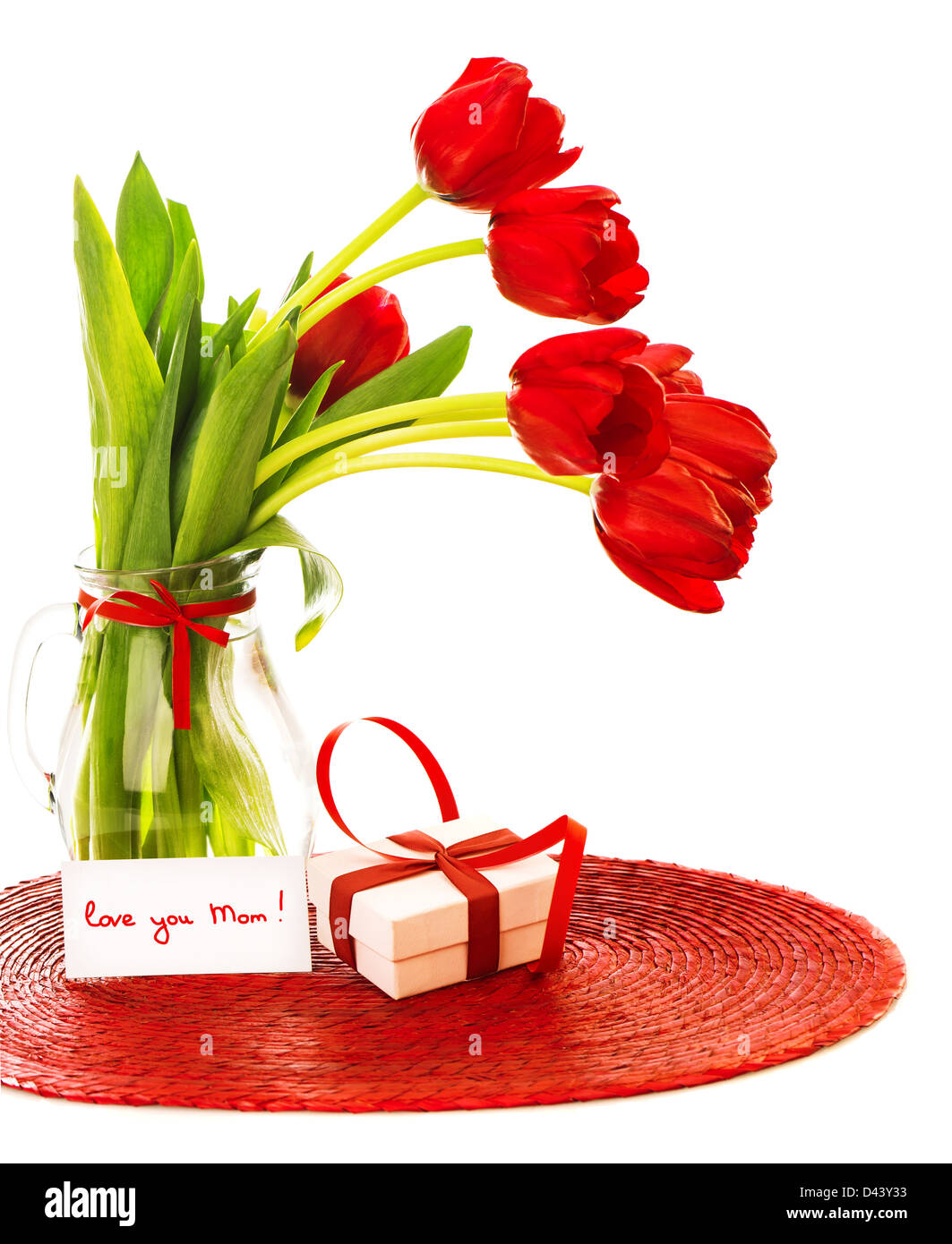 Imagen de bello Ramo de tulipanes rojos en un jarrón, blanco caja de regalo  con cinta, tarjeta de felicitación, te amo mamá, feliz día de las madres  Fotografía de stock - Alamy