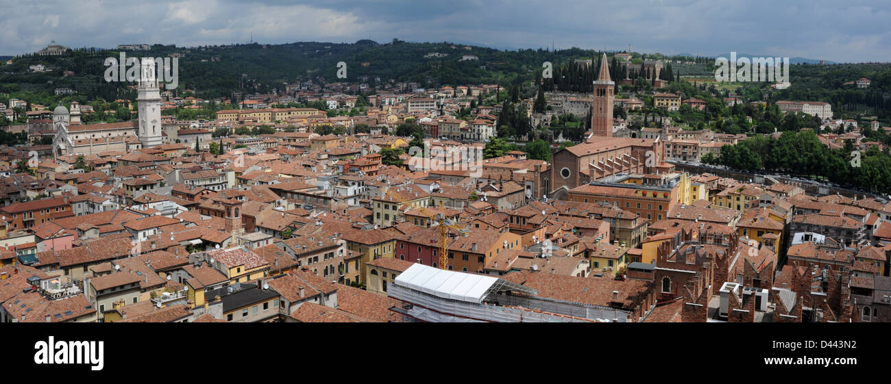 Owerview en el casco antiguo de la ciudad de Verona en Italia el Patrimonio Mundial de la UNESCO Foto de stock