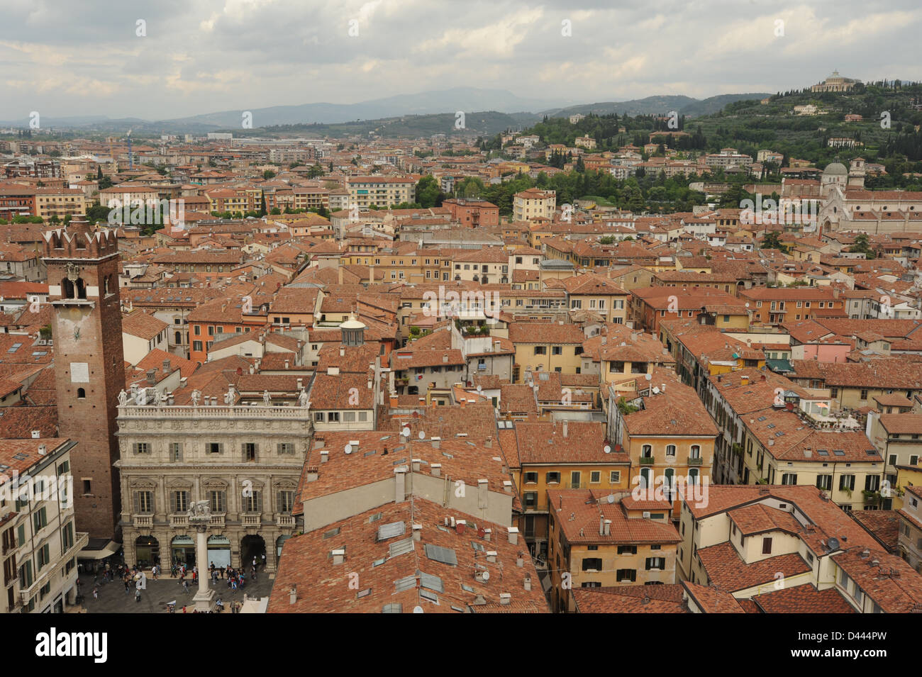 Owerview en el casco antiguo de la ciudad de Verona en Italia el Patrimonio Mundial de la UNESCO Foto de stock