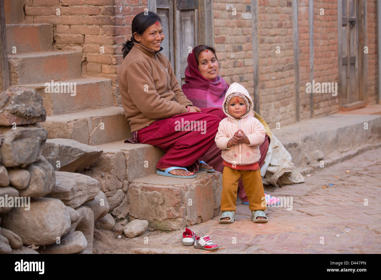 Familia nepalí, Panauti Village, cerca de Katmandú, Nepal Foto de stock