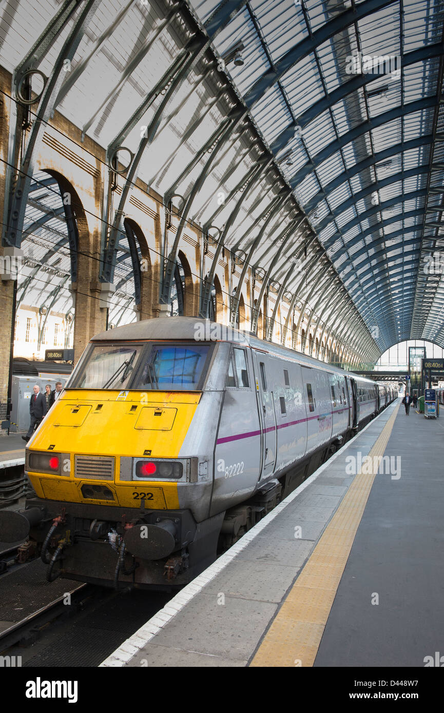 Tren de alta velocidad en la costa oriental de trenes livery esperando en  una plataforma en la estación de tren de Kings Cross, Londres, Inglaterra  Fotografía de stock - Alamy