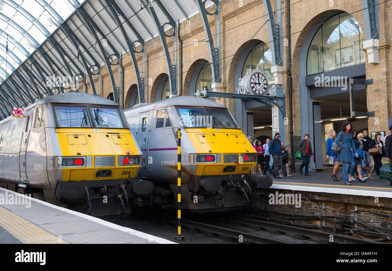 Los trenes de alta velocidad en la costa oriental de trenes livery  esperando en una plataforma en la estación de tren de Kings Cross, Londres,  Inglaterra Fotografía de stock - Alamy