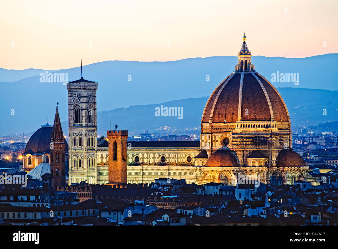 El Duomo de Florencia, Italia al anochecer. Fotografiado desde la Piazzala Michelangelo. Foto de stock