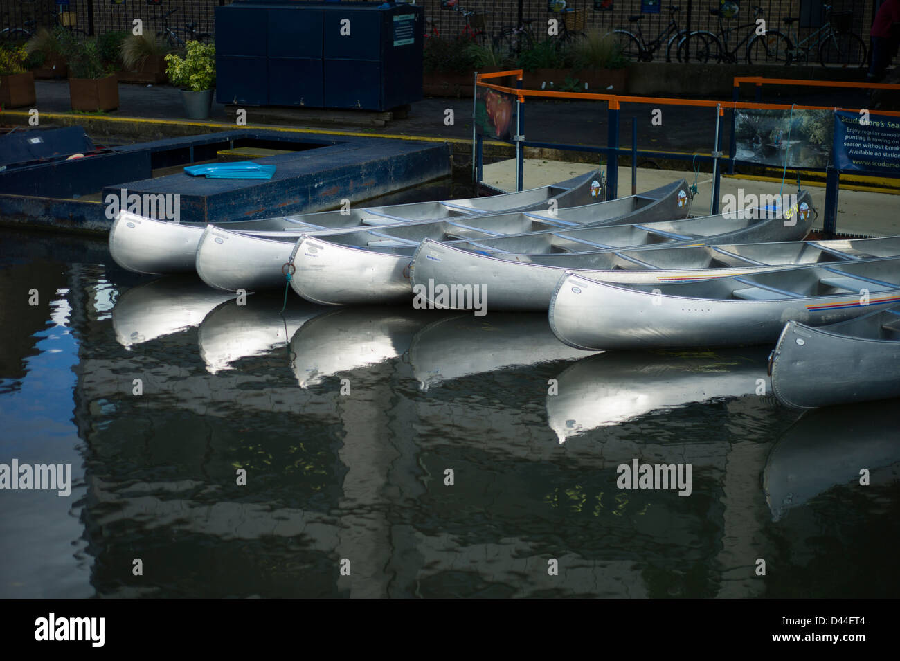 Canoas de aluminio, Río Cam, Cambridge, Inglaterra, Octubre 2012 Canoas en espera de estudiantes y visitantes de jugando en el río Foto de stock