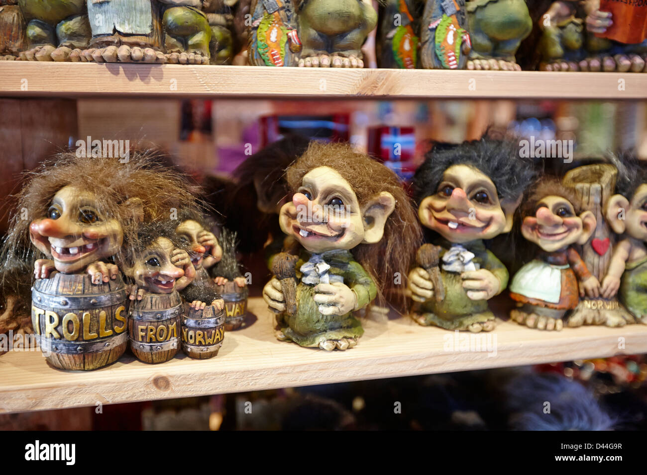 Trolls noruegos souvenirs en venta en Don shopTromso troms Noruega europa Foto de stock