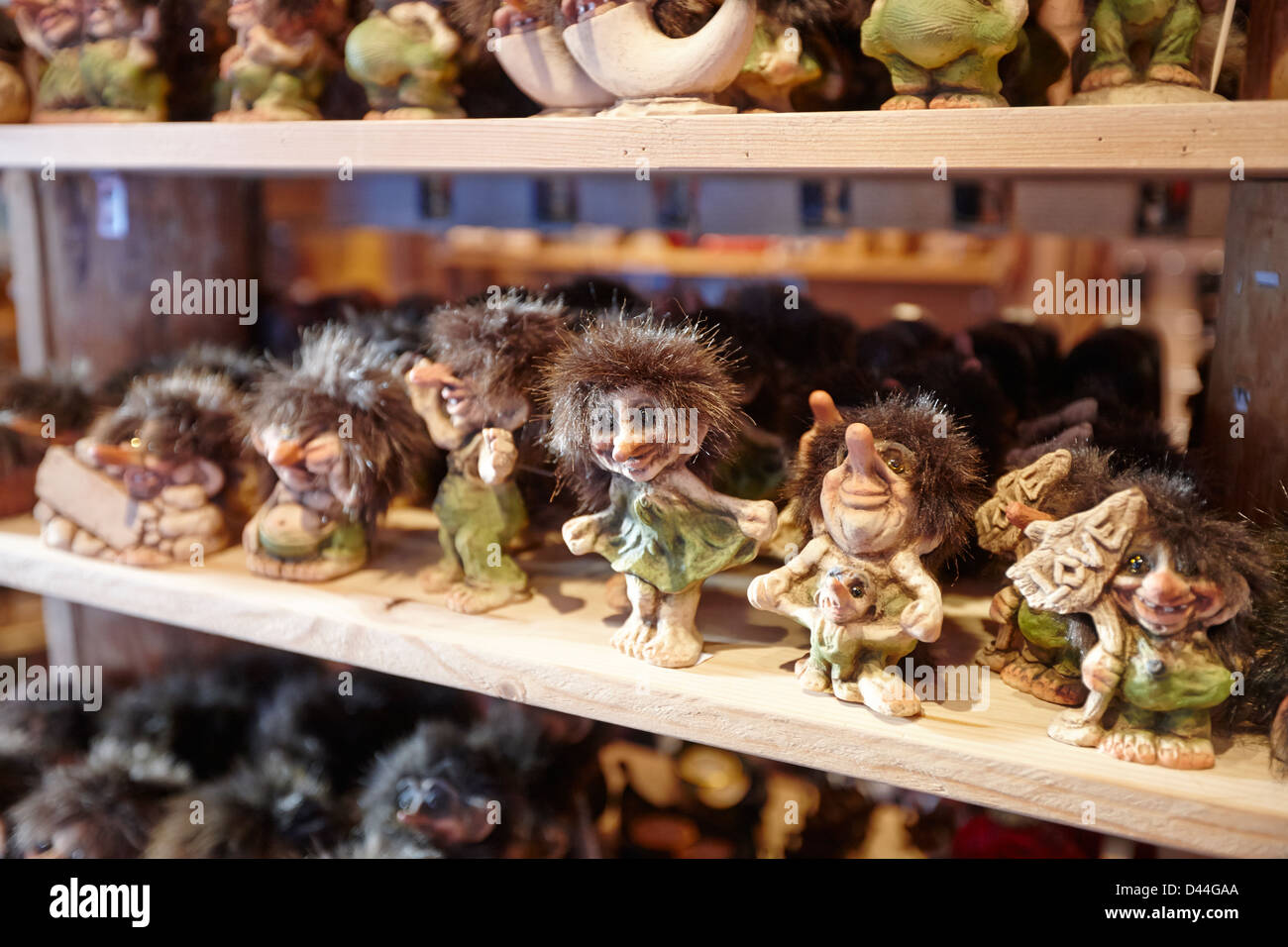 Trolls noruegos souvenirs en venta en Don shopTromso troms Noruega europa Foto de stock