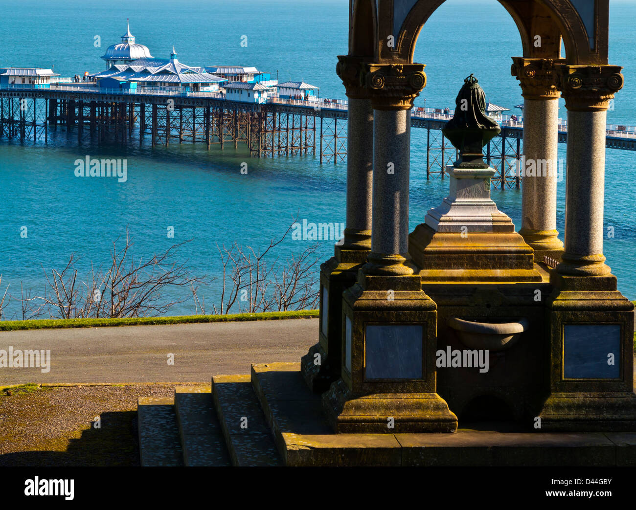 Muelle de Llandudno y la reina Victoria Memorial de Happy Valley, en el