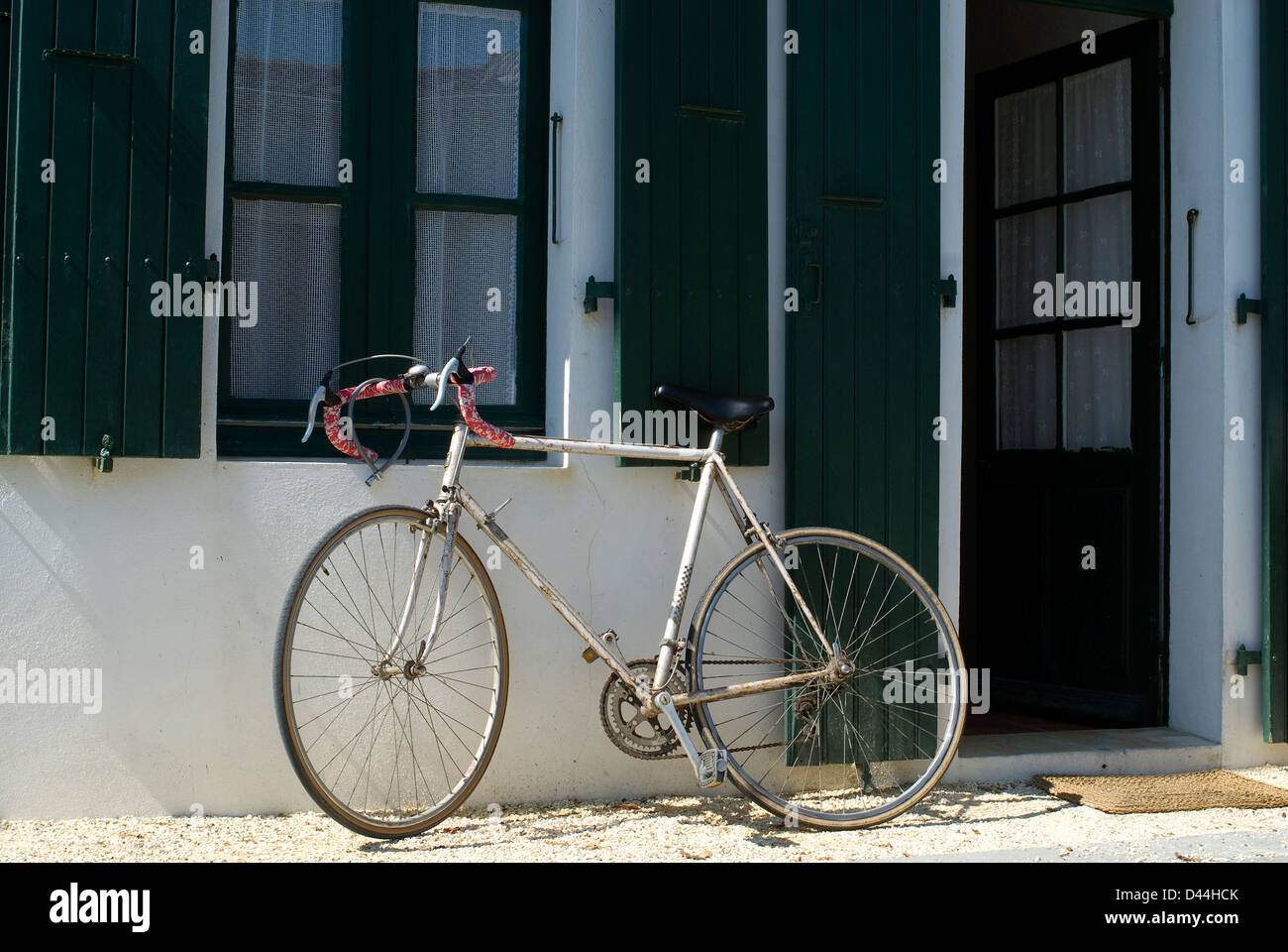 Blanco permanente de bicicletas de carretera fuera de casa en un día soleado de verano en Ile de Ré, Francia. Foto de stock