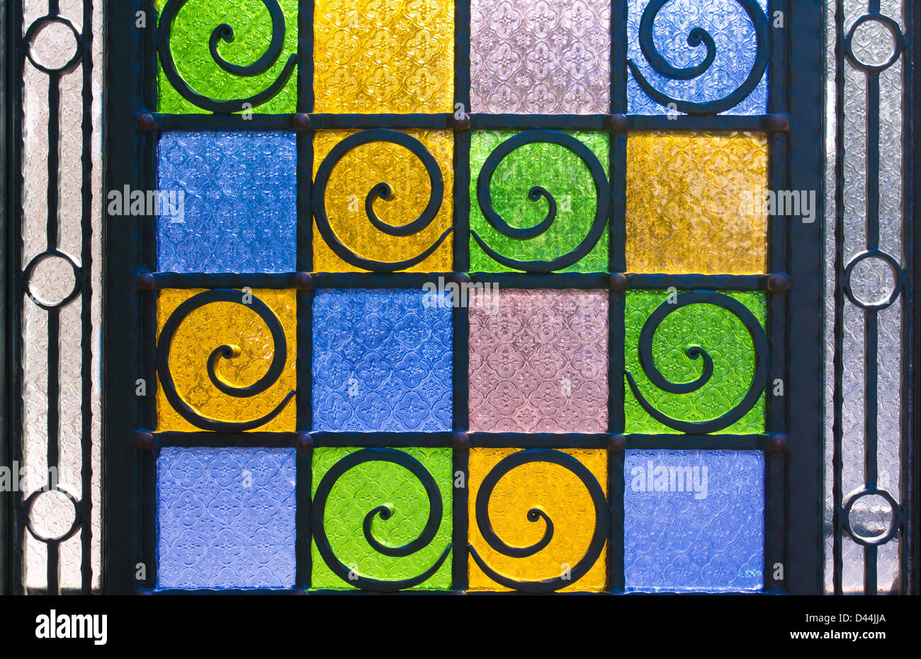 Puerta de vidrio de color fotografías e imágenes de alta resolución - Alamy