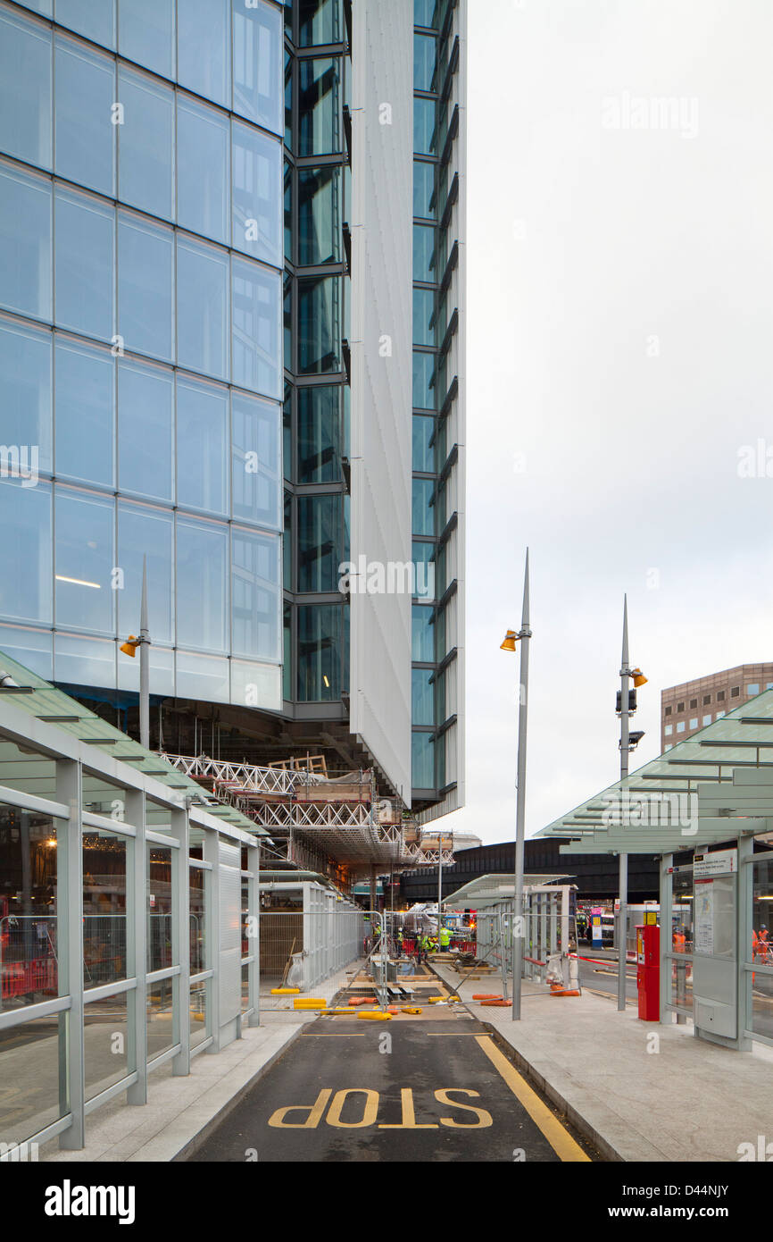 El lugar, el Puente de Londres, Londres, Reino Unido. Arquitecto: Renzo Piano Building Workshop, 2013. Estación de autobuses fuera del lugar Foto de stock