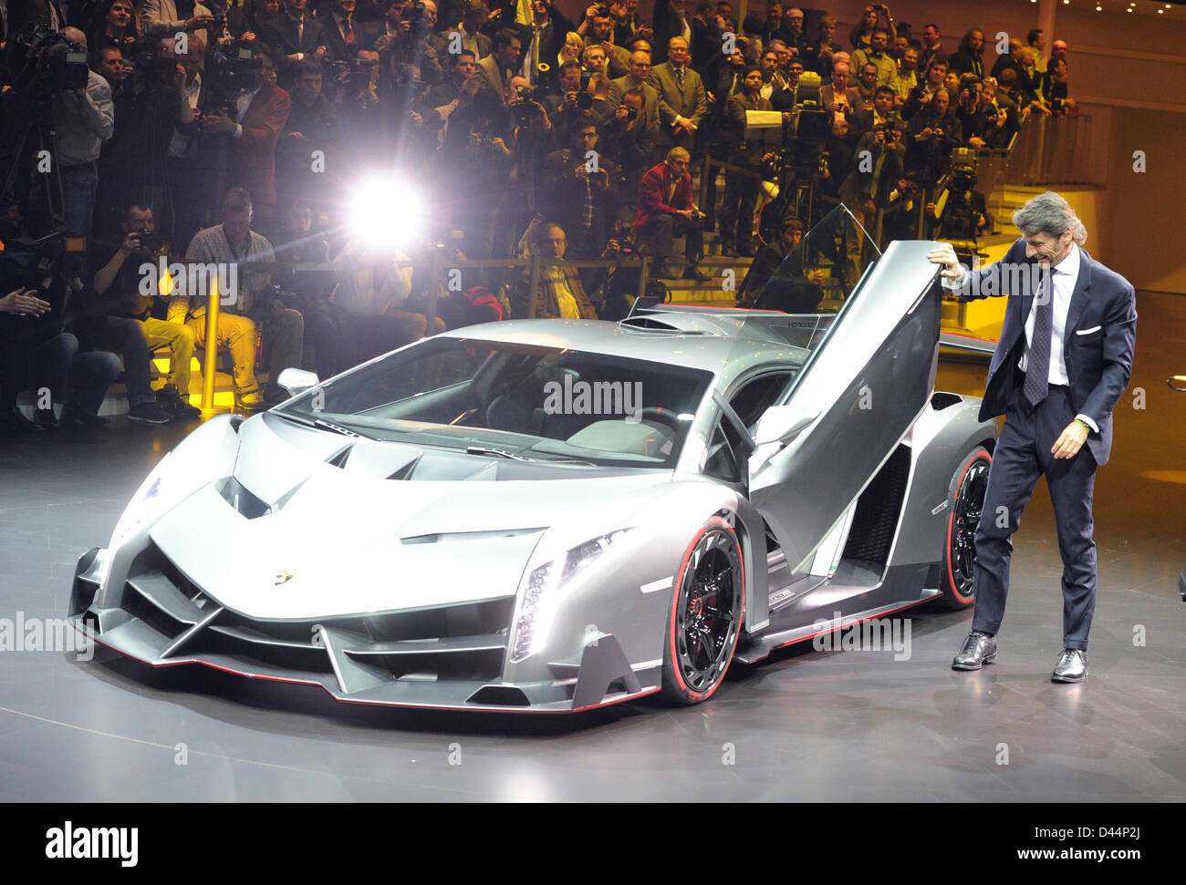 CEO de Lamborghini, Stephan Winkelmann, presenta el Lamborghini Veneno se  presenta en un show del Grupo Volkswagen en la noche anterior al primer día  de prensa en el 83º Salón Internacional del