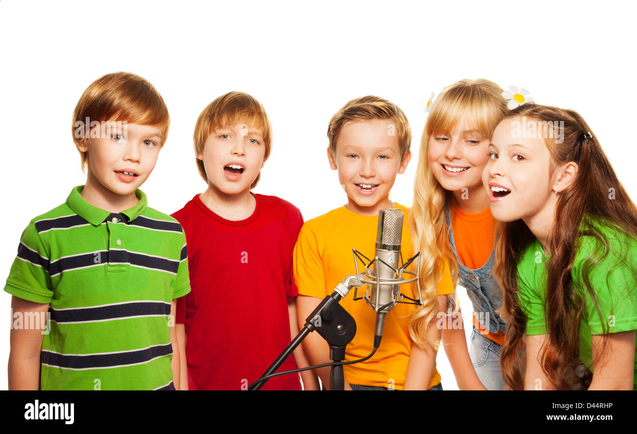 Grupo de 5 niños de 8 años de edad feliz con micrófono cantando juntos  Fotografía de stock - Alamy