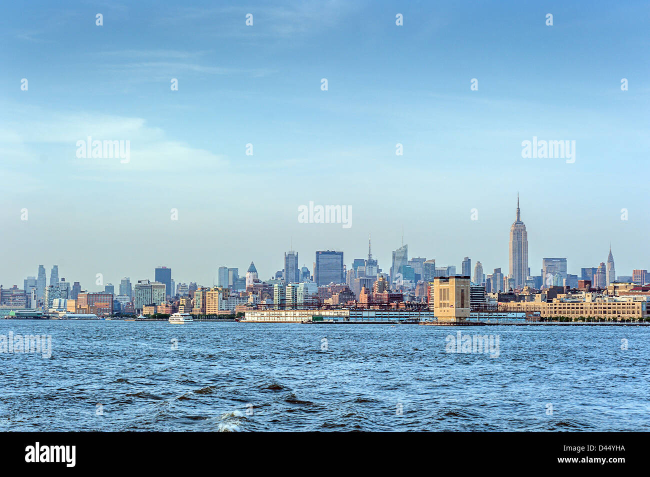 Mirando a través del Río Hudson, en el centro de Manhattan, Ciudad de Nueva York Foto de stock