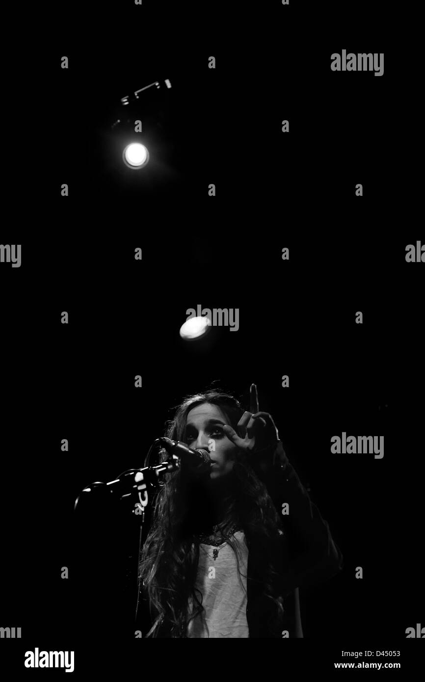 La cantante Ivette Nadal durante su concierto en la sala Luz de Gas de Barcelona, en el ciclo de conciertos de Barnasants Foto de stock