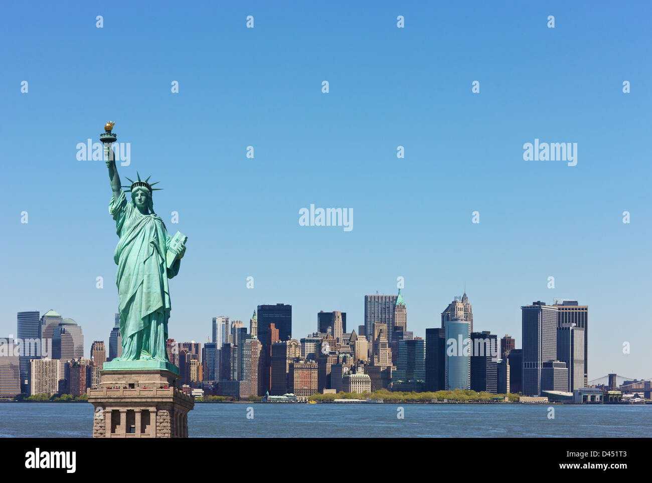 El horizonte de la ciudad de Nueva York con la estatua de la libertad, Estados Unidos Foto de stock
