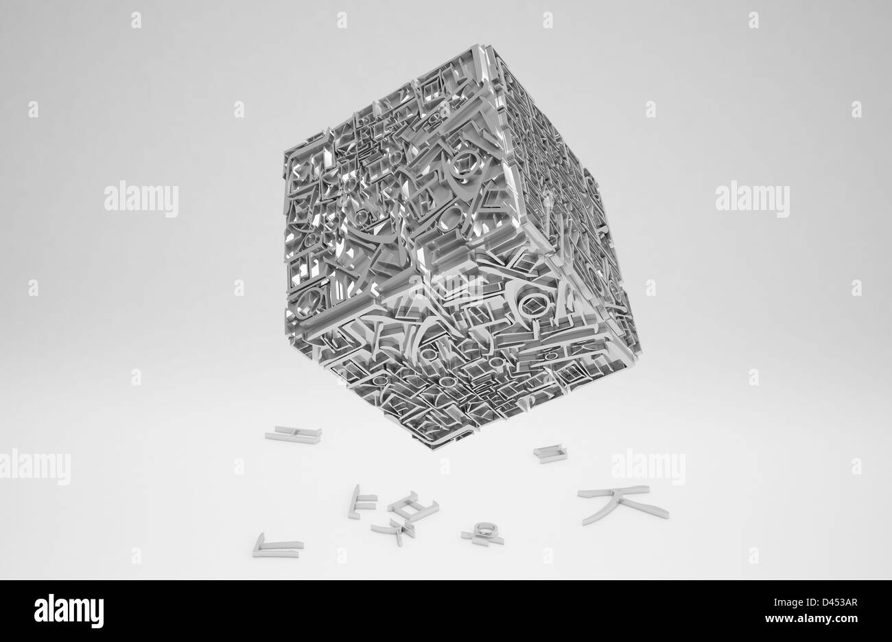 Un cubo que rodea por silver alfabetos Foto de stock