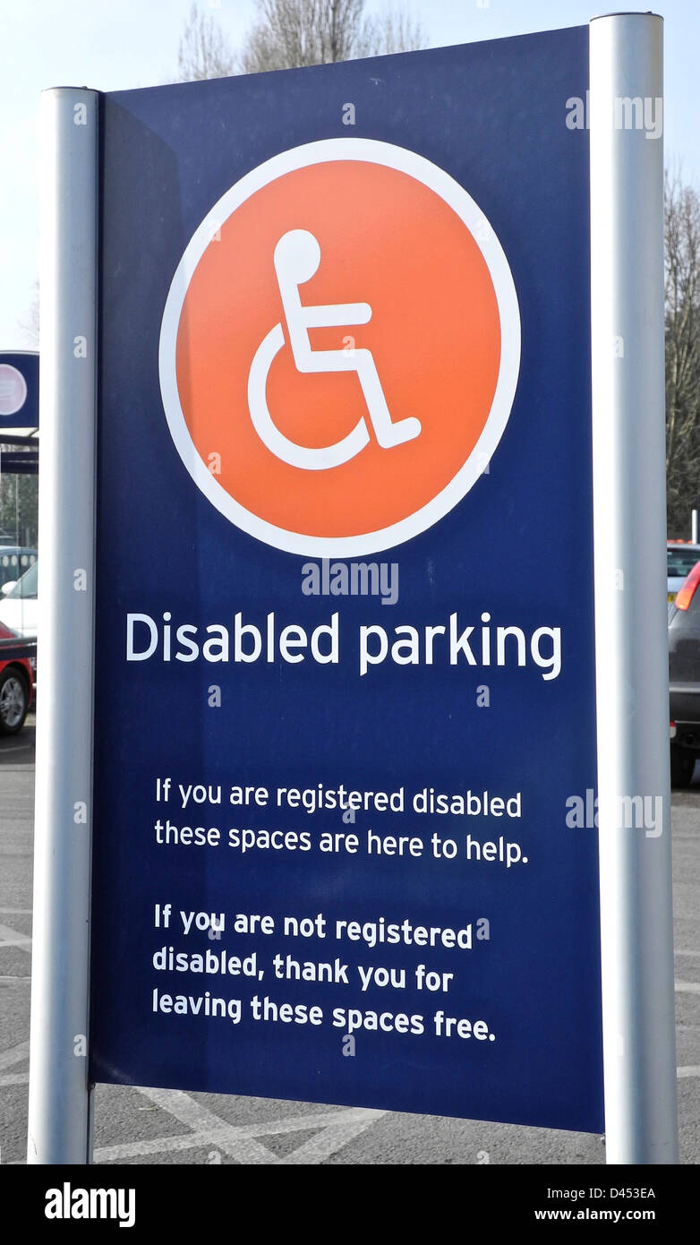 Señal de estacionamiento de discapacitados en el supermercado Foto de stock