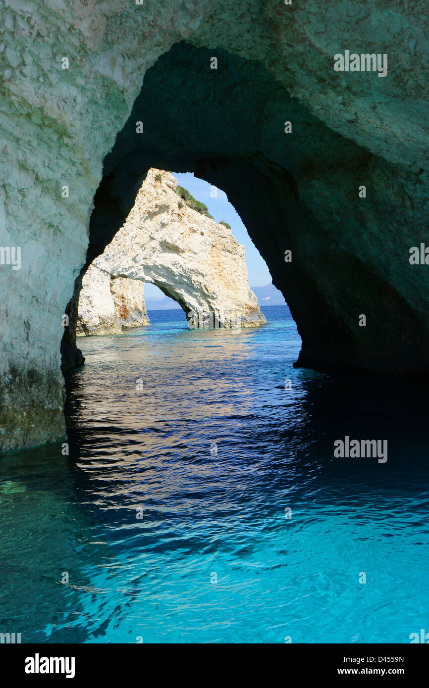 Los acantilados a cuevas Azul, Isla Zakhyntos, Grecia Foto de stock