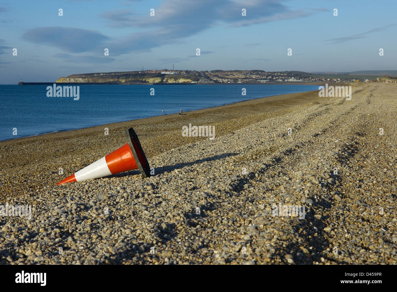 Un solitario cono en Seaford paseo mirando al oeste a Newhaven Foto de stock
