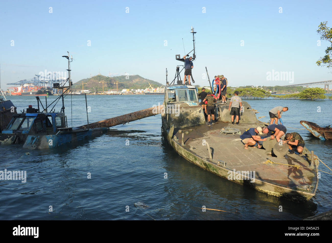 Buzos estadounidenses y panameños trabajando en un proyecto de rescate en Marina Dive-Southern Estación de asociación de 2012. Foto de stock