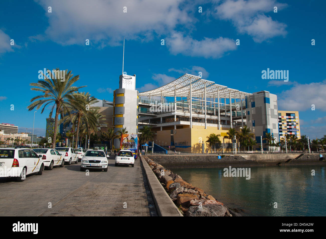 Hay taxis fuera de El Muelle centro comercial por el puerto de Las Palmas  de Gran Canaria Ciudad de la isla de Gran Canaria, Islas Canarias  Fotografía de stock - Alamy