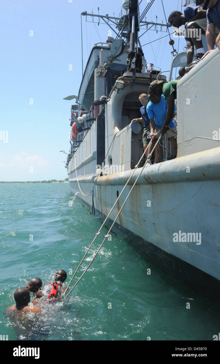 Los buzos de la Marina de EE.UU. Realizar un buzo inconsciente taladro con buzos de Bahamas. Foto de stock