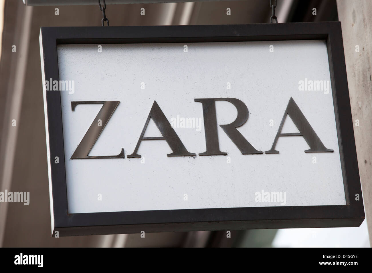 Cartel para la tienda de ropa Zara Fotografía de stock - Alamy