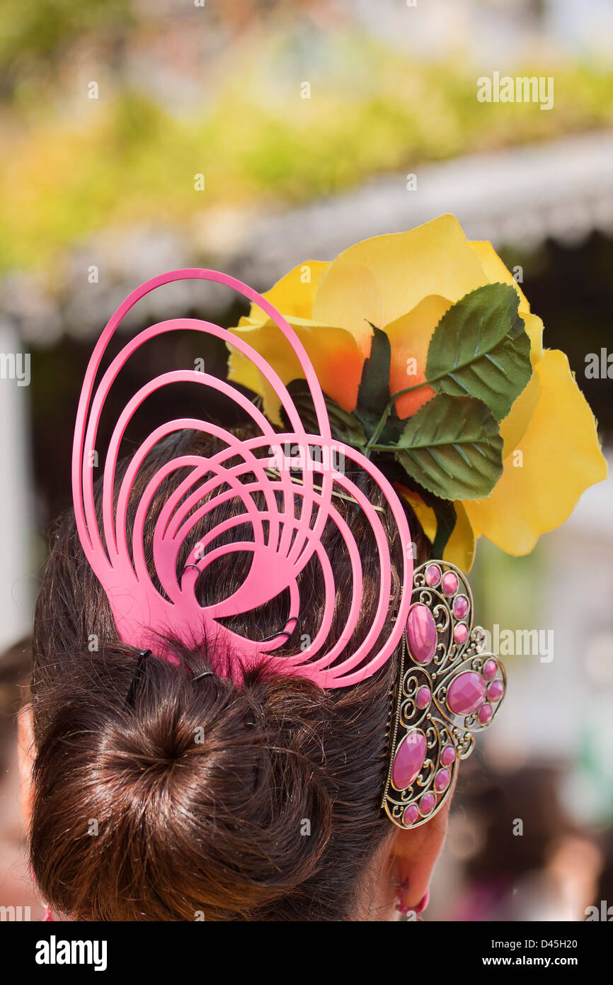Mujer con peineta y flor en el pelo Fotografía de stock - Alamy